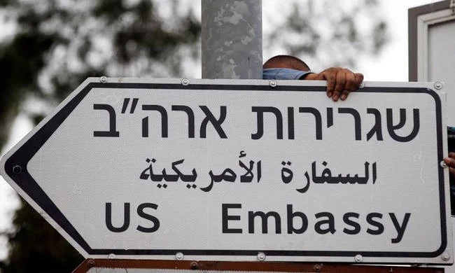 Από ΄δω πρεσβεία… ΗΠΑ! Μπήκαν οι πρώτες πινακίδες στην Ιερουσαλήμ